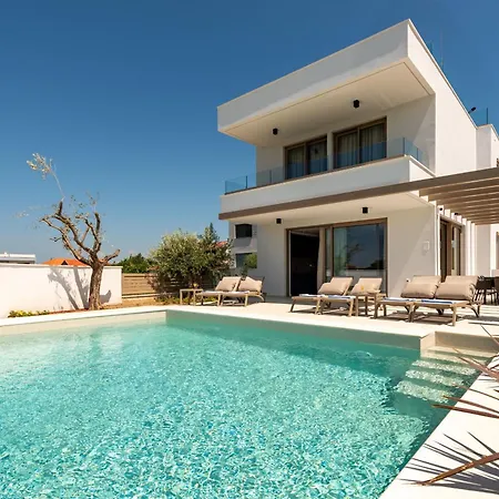 Mare Zadarvillas 别墅 *